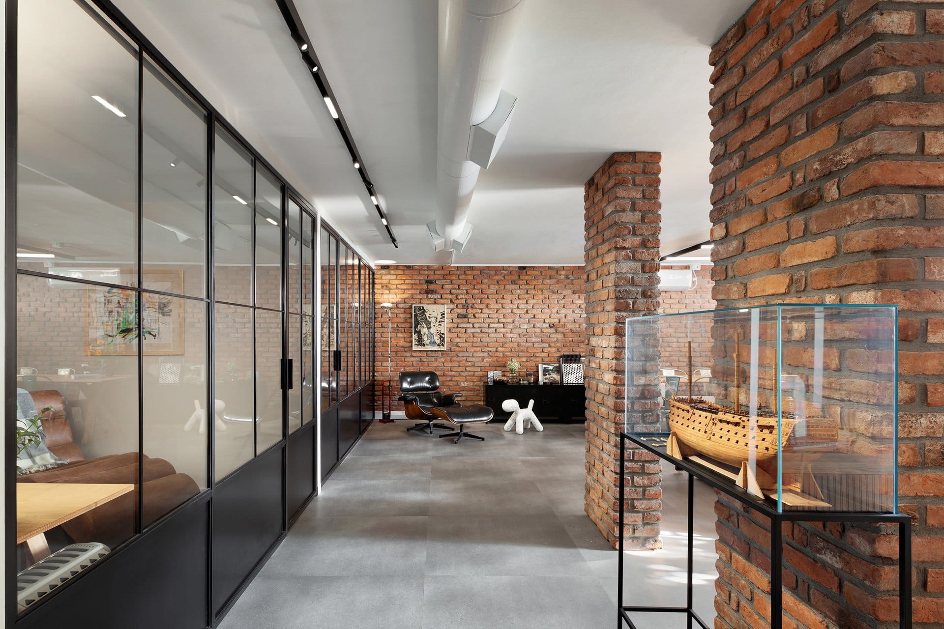 Reuveni studio office